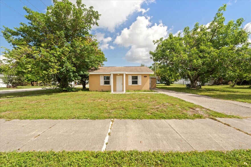 More Photos Of 1905 Oakley Ave, Fort Myers Apartments For Sale