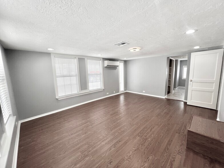 More Photos Of 741 E 9th St, Houston Office Residential For Lease