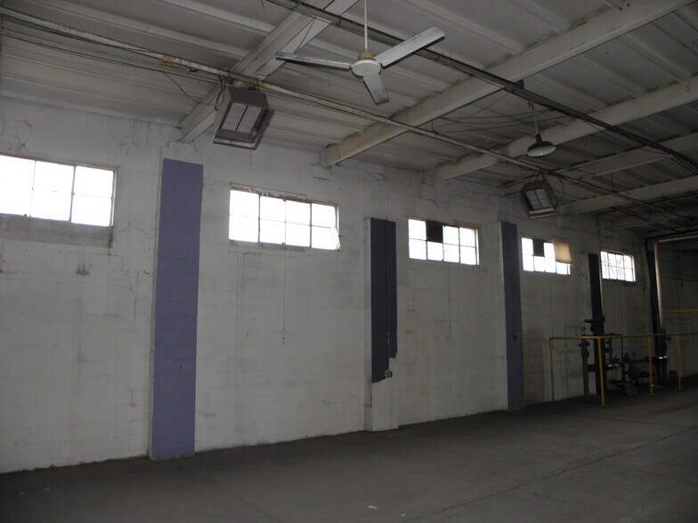 More Photos Of 922 Armstrong St, Morris Distribution For Lease