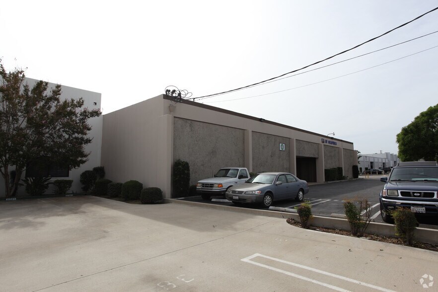 More Photos Of 20742-20746 Plummer St, Chatsworth Unknown For Lease