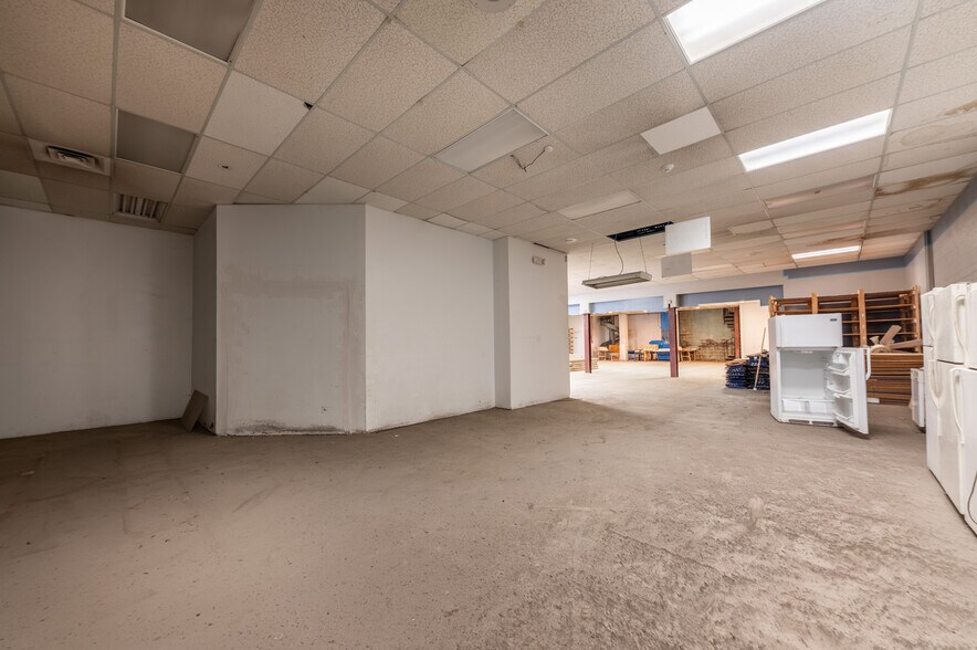 More Photos Of 1370 University Ave, Morgantown Storefront Retail Office For Lease