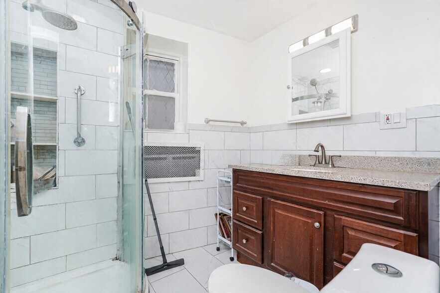 More Photos Of 419 Jersey St, Staten Island Storefront For Sale