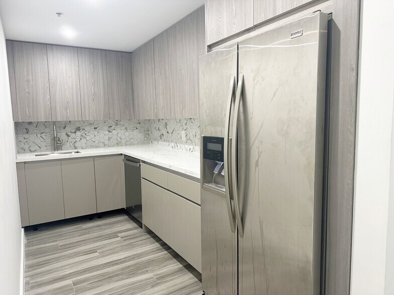 More Photos Of 300 Alton Rd, Miami Beach Office For Lease