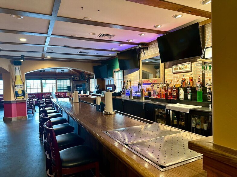 More Photos Of 3015 W Shore Dr, Holland Restaurant For Sale