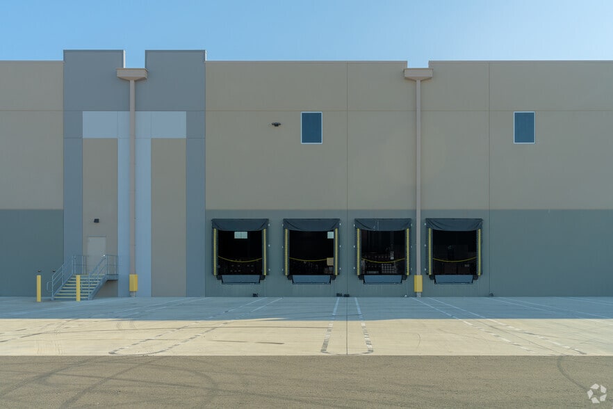 More Photos Of 7461 Metro Air Pky, Sacramento Warehouse For Lease