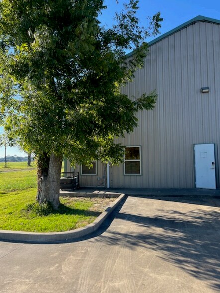 More Photos Of 8727 College St, Beaumont Warehouse For Lease