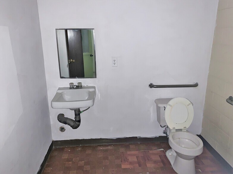 More Photos Of 1100-1106 S Los Angeles St, Los Angeles General Retail For Sale