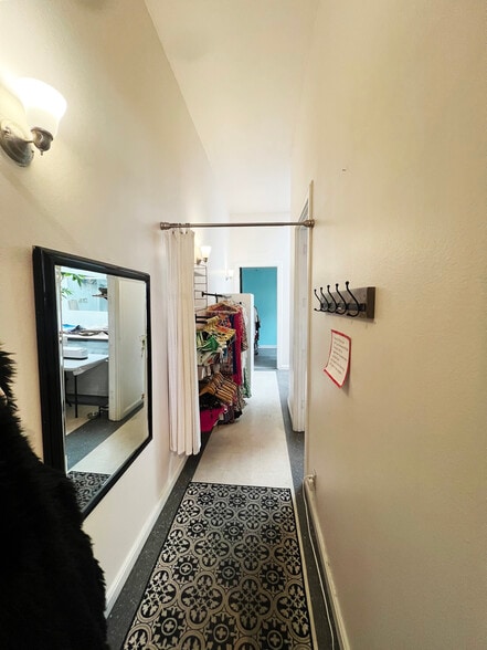 More Photos Of 429 State St, Santa Barbara Storefront For Sale