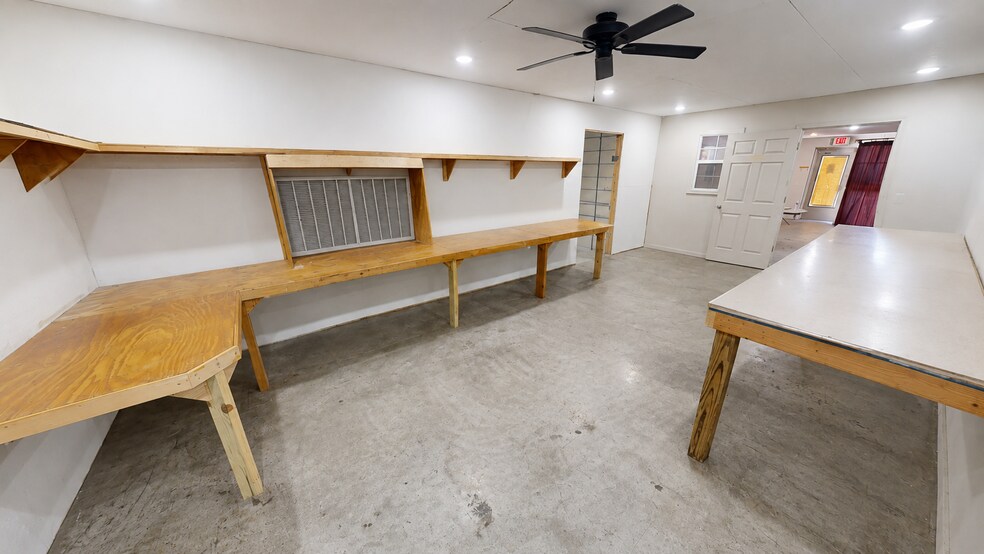More Photos Of 413 Albano Dr, Springdale Warehouse For Lease