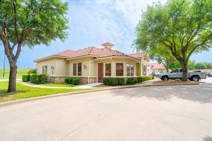 More Photos Of 6620 Bryant Irvin Rd, Fort Worth Medical For Lease