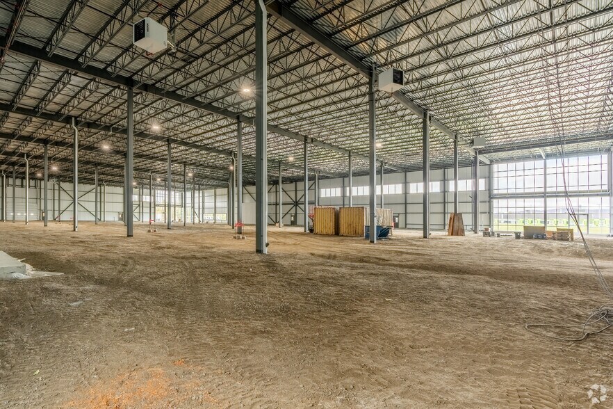 More Photos Of 8100 Rue Armand-Viau, Québec Industrial For Lease