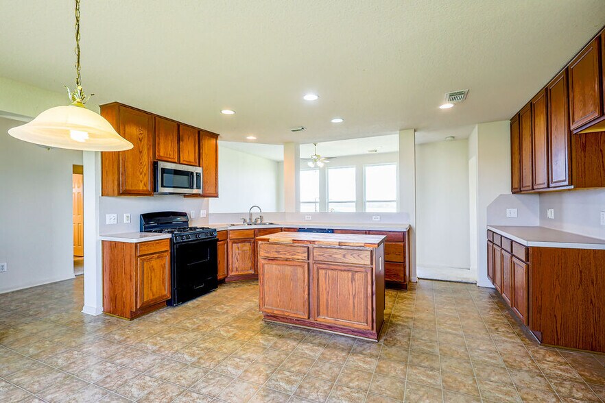 More Photos Of 4496 Farm-To-Market 2086, Temple Manufacturing For Sale