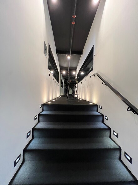 More Photos Of 5437 Satsuma Ave, North Hollywood Warehouse For Lease