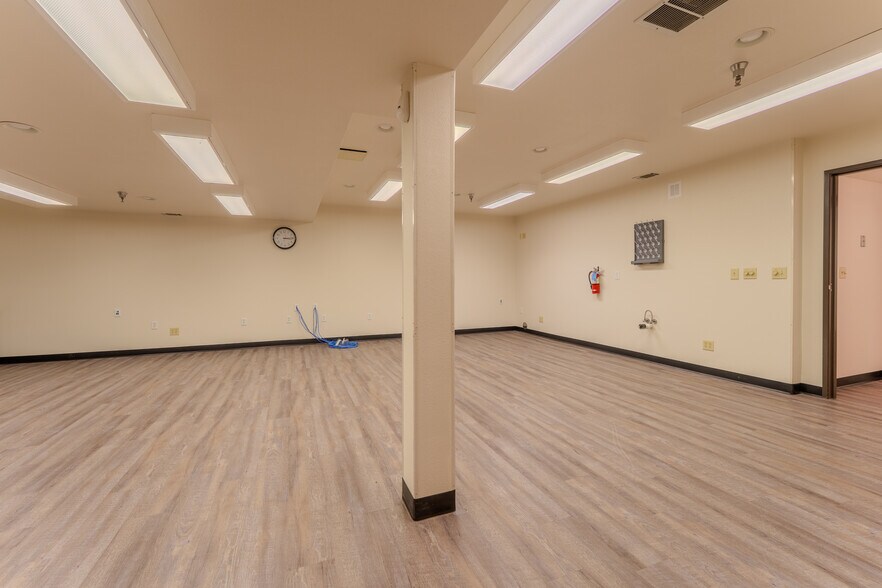 More Photos Of 890 N 2nd St, Lander Office For Sale