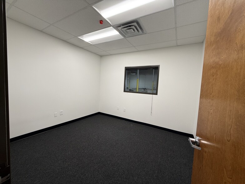 More Photos Of 935 Avenue R, Grand Prairie Distribution For Lease