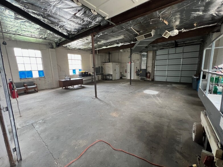 More Photos Of 833 Oliver Ave, Aurora Warehouse For Sale