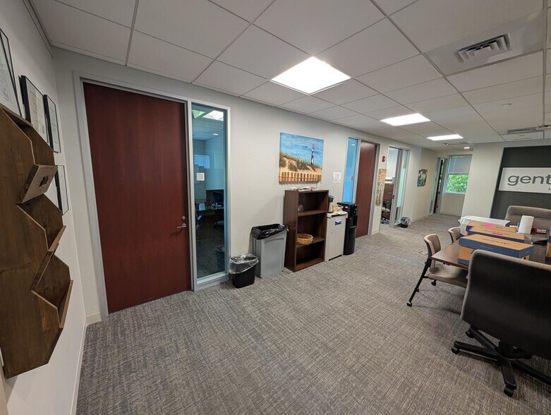 More Photos Of 1471 Iyannough Rd, Hyannis Office For Lease