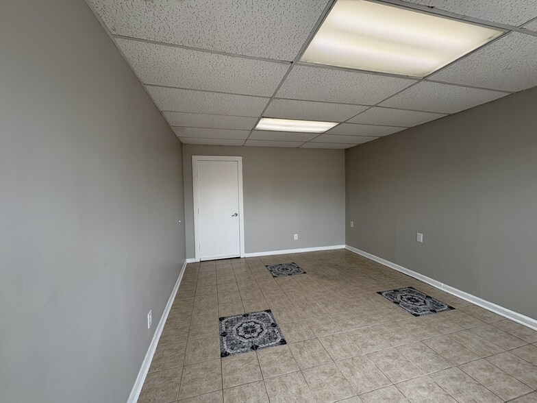 More Photos Of 13329 Veterans Memorial Dr, Houston Warehouse For Lease