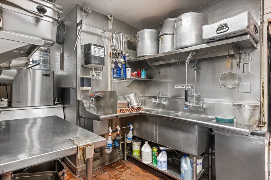 More Photos Of 1936 W 17th St, Santa Ana Restaurant For Sale