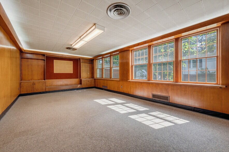 More Photos Of 318 Main St, Berlin Office For Sale
