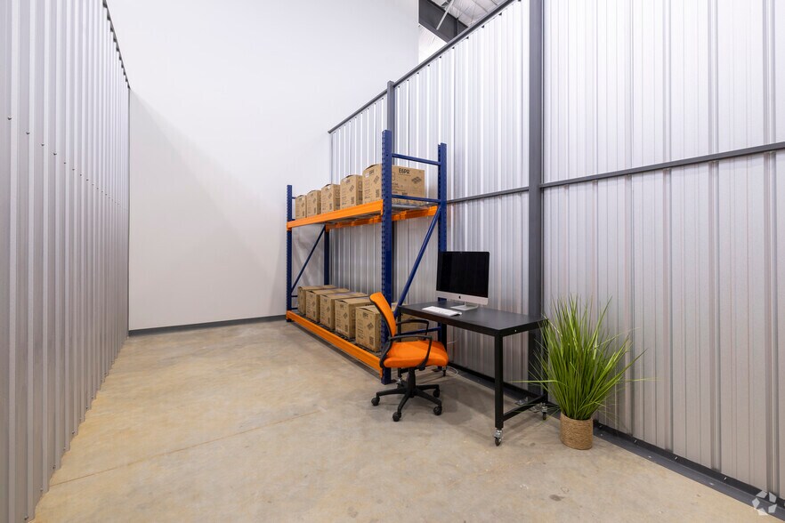 More Photos Of 1027 Outpost Dr, Conroe Showroom For Lease