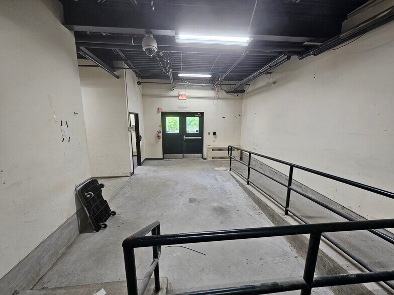 More Photos Of 20 Industrial Dr, Middletown Light Manufacturing For Lease