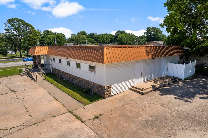 More Photos Of 700 S Main St, Grove Medical For Sale