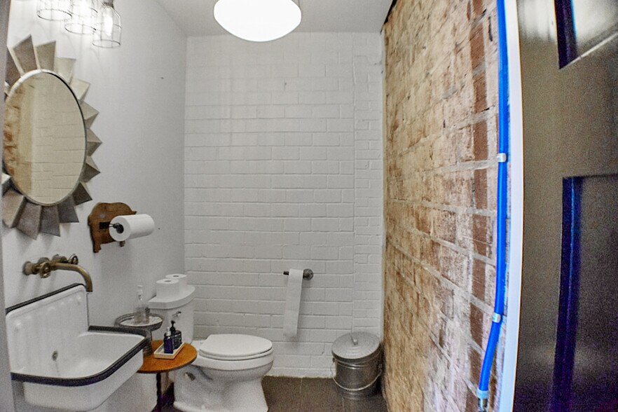 More Photos Of 1002 Main St, Friona Storefront For Sale