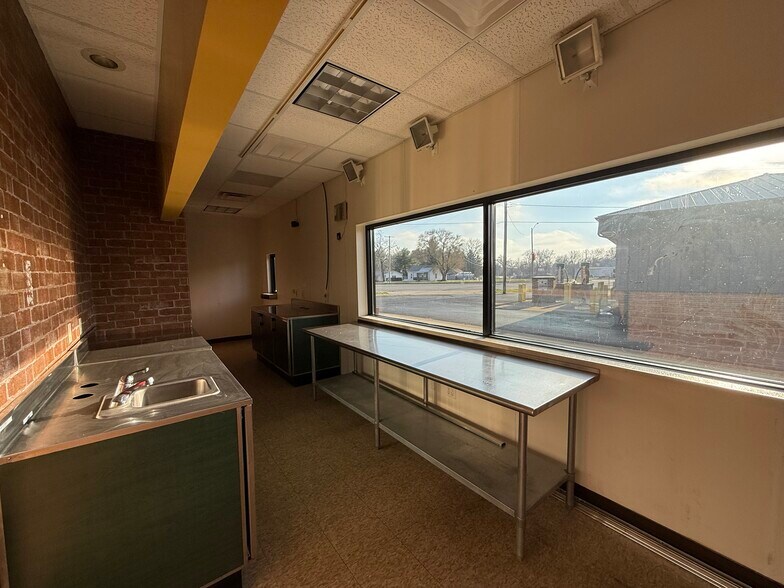 More Photos Of 304 S Obannon St, Raymond Fast Food For Lease