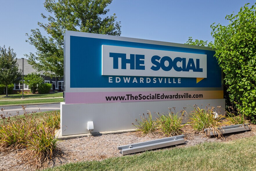 More Photos Of 1 Campus Edge Dr, Edwardsville Apartments For Sale