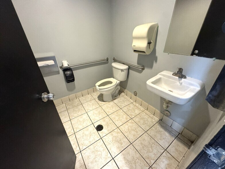 More Photos Of 223-231 E 9th St, Los Angeles Storefront For Lease