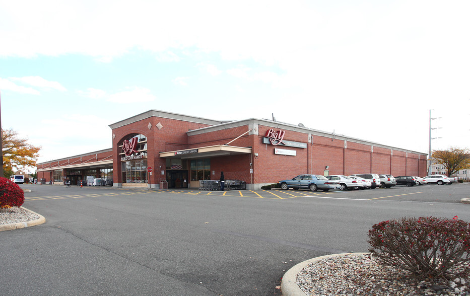Primary Photo Of 650 Memorial Dr, Chicopee Supermarket For Lease