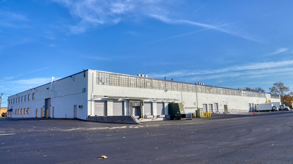 More Photos Of 303 Smith St, Farmingdale Warehouse For Lease