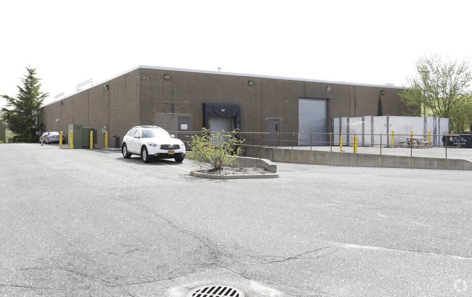 More Photos Of 320 Oser Ave, Hauppauge Warehouse For Lease