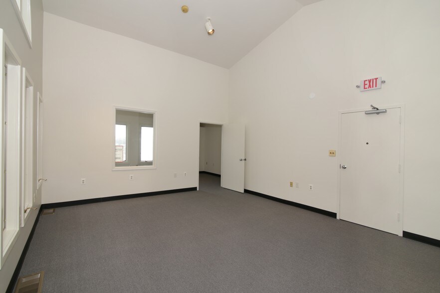 More Photos Of 9300-9306 Old Keene Mill Rd, Burke Loft Creative Space For Lease