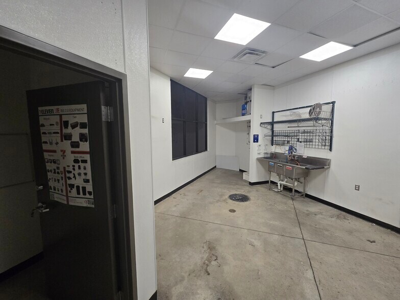 More Photos Of 2120 N Triumph Blvd, Lehi Service Station For Lease