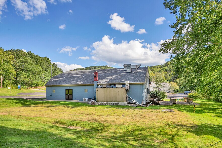 More Photos Of 715 Craigdell Rd, New Kensington Bar For Sale