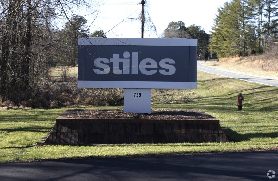 More Photos Of 729 Gallimore Dairy Rd, High Point Manufacturing For Lease