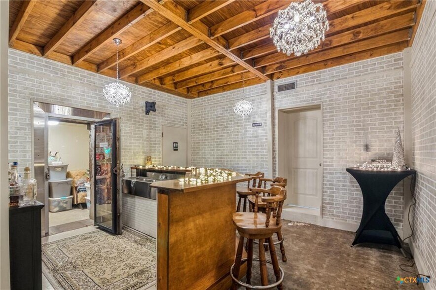 More Photos Of 207 W Grand Ave, Yoakum Flex For Sale