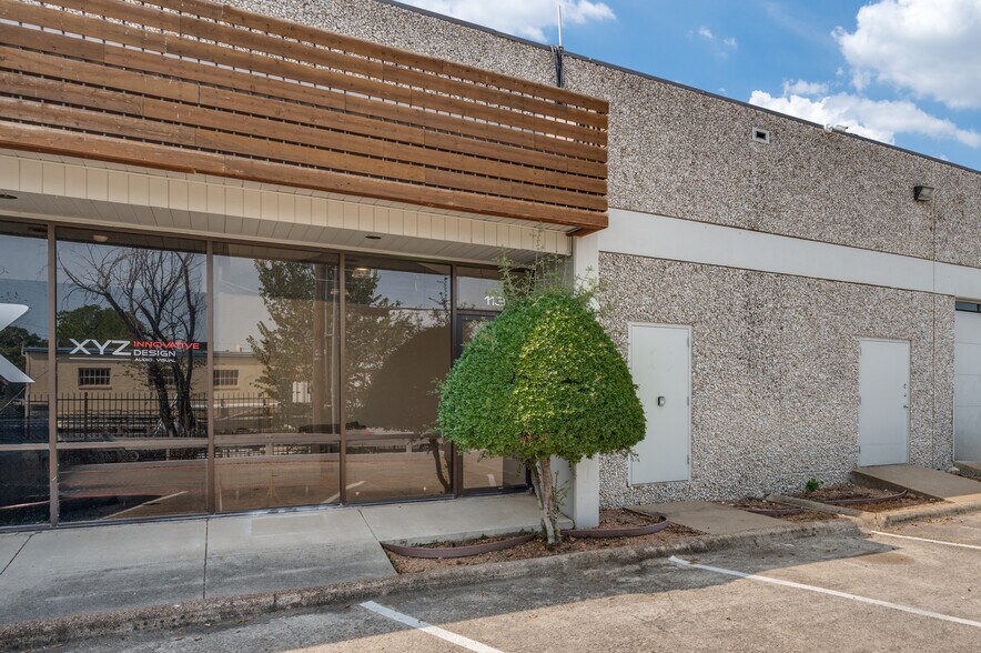 More Photos Of 10606 Shady Trl, Dallas Showroom For Lease