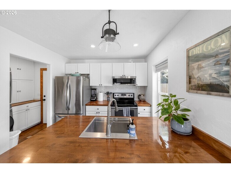 More Photos Of 29940 Harbor Way, Gold Beach Apartments For Sale