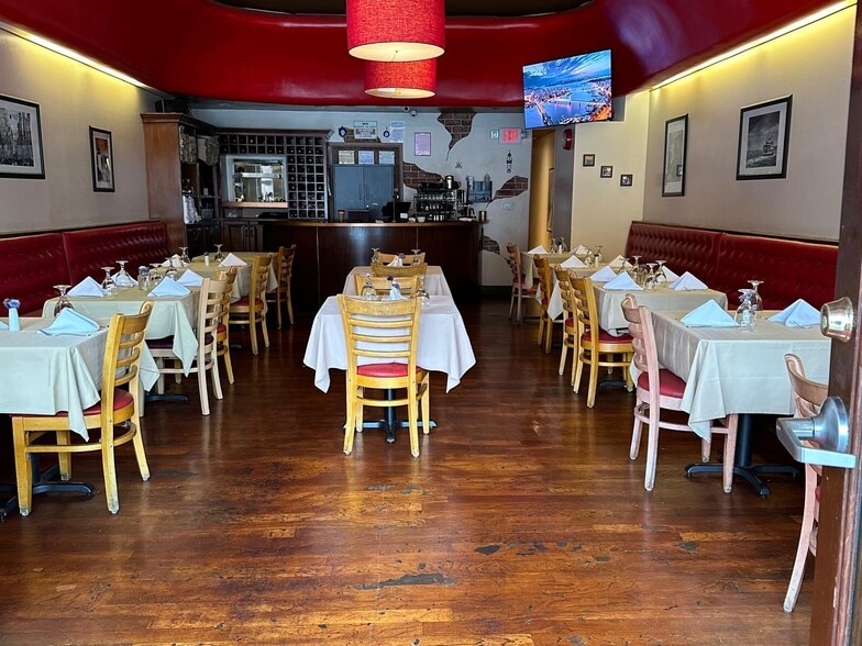 More Photos Of 324-326 S Beverly Dr, Beverly Hills Restaurant For Lease