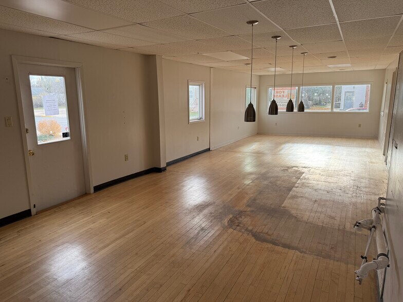 More Photos Of 118 Spring St, Somerset Storefront Retail Residential For Lease