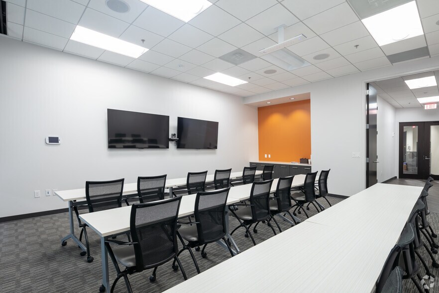 More Photos Of 2 Ravinia Dr, Atlanta Office For Lease