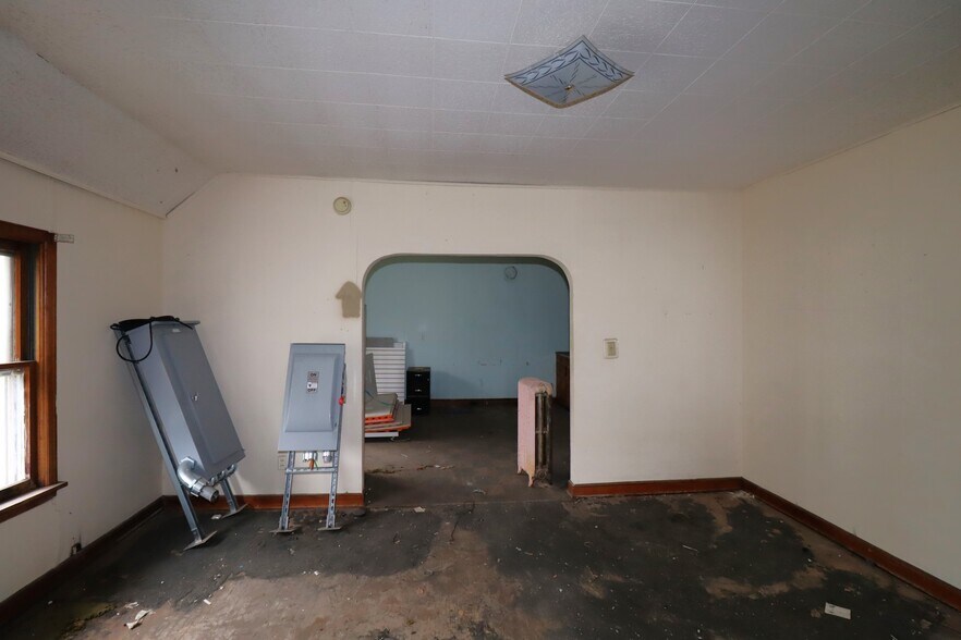 More Photos Of 522 Sanborn Ave, Ashland Storefront Retail Residential For Sale