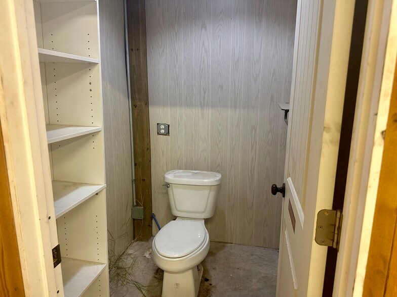 More Photos Of 26229 W 180th St, Purcell General Retail For Sale