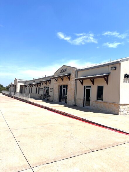 More Photos Of 202-204 N Dooley St, Grapevine Office For Lease