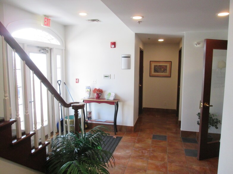 More Photos Of 1650 E Main St, St Charles Medical For Lease