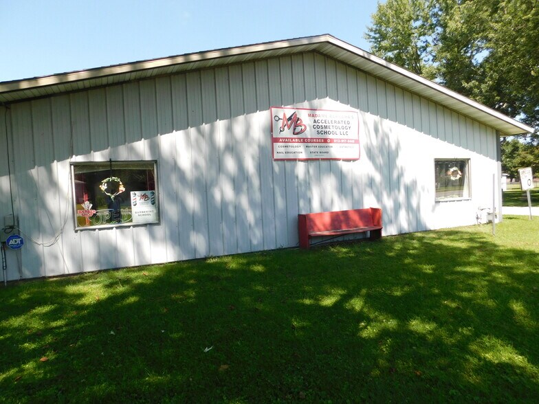 More Photos Of 455 W Springhill Dr, Terre Haute Flex For Sale