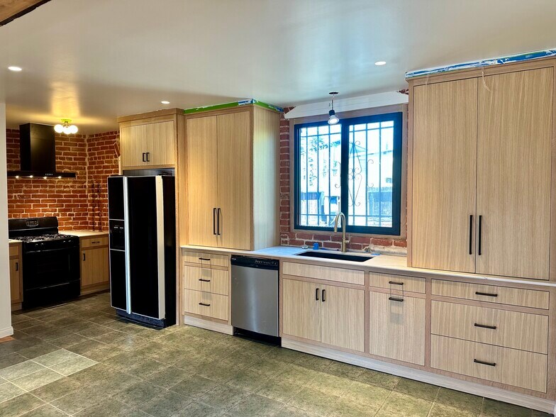 More Photos Of 826 Hampton Dr, Venice Office For Lease